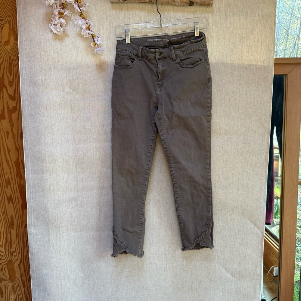 Chicos perfect stretch jeans 00 with tulip hem grey